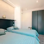 Luxury House - Small Heated Pool Apartman
