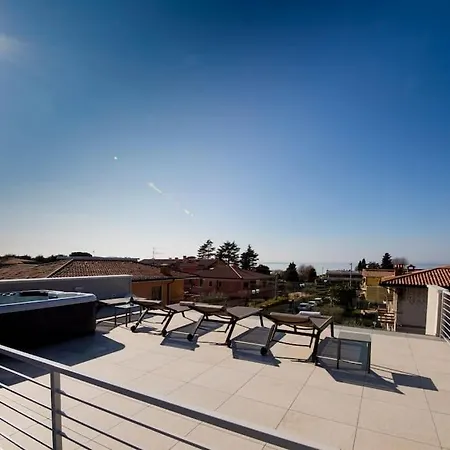 Luxury House - Small Heated Pool Apartman
