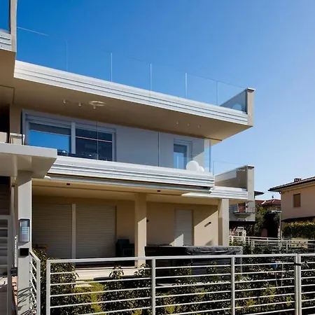 Luxury House - Small Heated Pool Apartman *